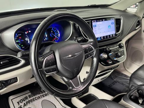 Used 2022 Chrysler Pacifica Touring-L w/ Uconnect Theater Family Group FWD image 13
