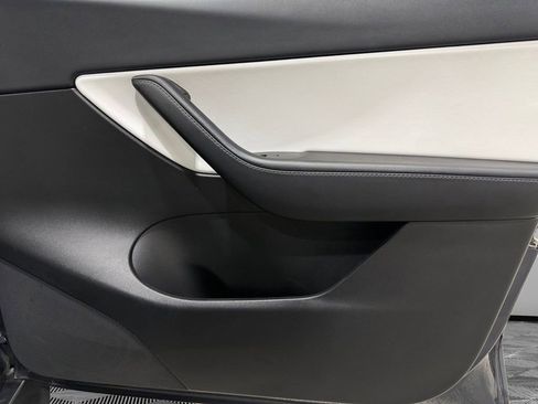 Used 2022 Tesla Model Y Long Range image 13