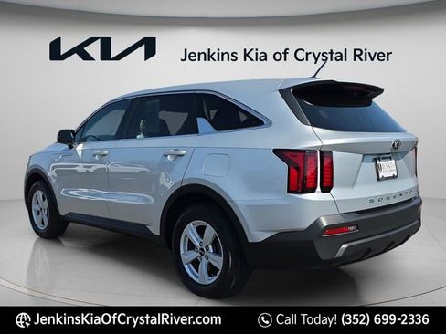 Used 2021 Kia Sorento LX FWD image 13