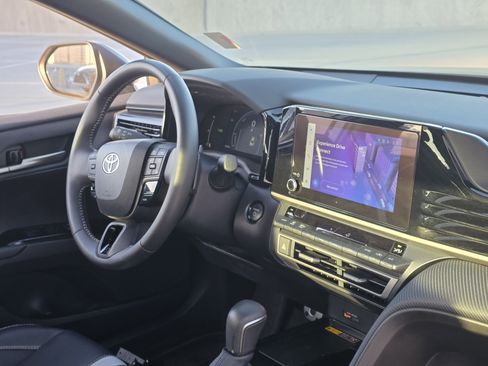 Used 2025 Toyota Camry SE w/ Convenience Package image 30