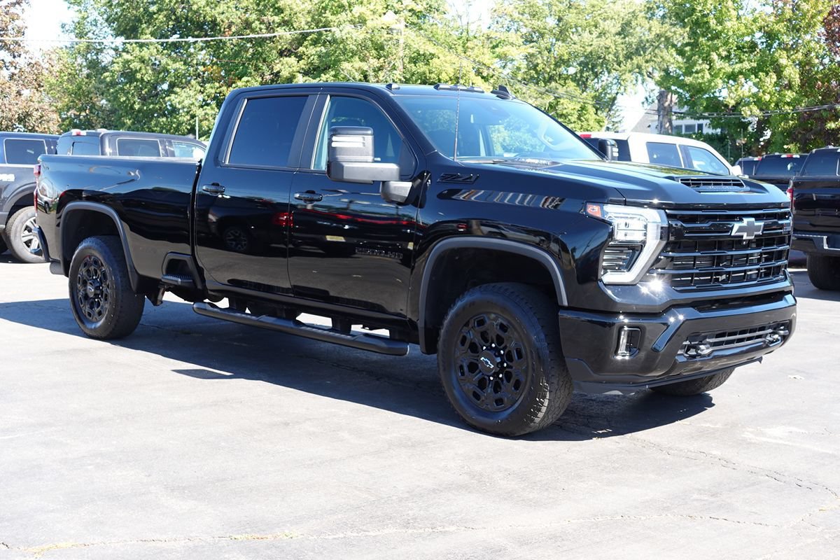 Used 2024 Chevrolet Silverado 2500 LT w/ Midnight Edition AWD/4WD image 4