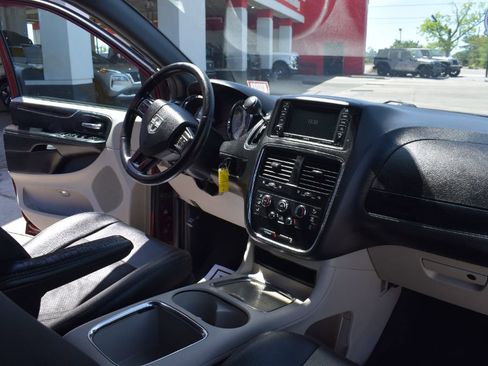Used 2019 Dodge Grand Caravan SXT FWD image 11