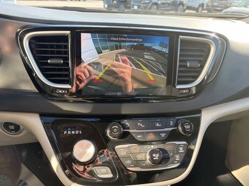 Used 2023 Chrysler Pacifica Touring-L image 18