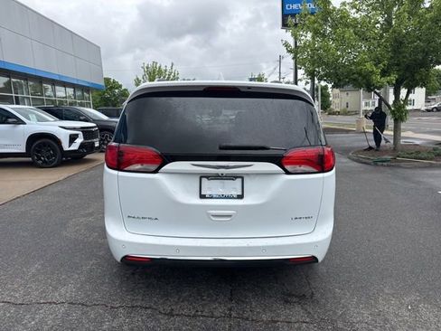 Used 2018 Chrysler Pacifica Limited w/ Advanced Safetytec Group FWD image 7
