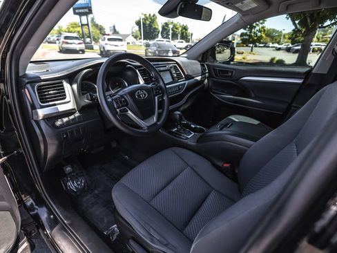 Used 2019 Toyota Highlander LE AWD/4WD image 11