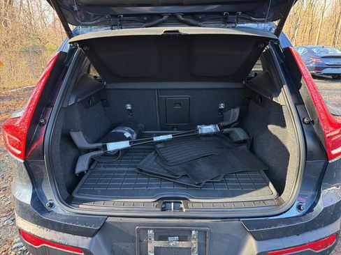 Used 2022 Volvo XC40 T5 Momentum w/ Premium Package image 13