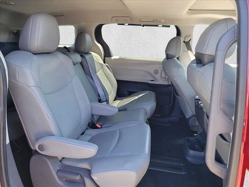 Used 2021 Toyota Sienna XLE FWD image 13