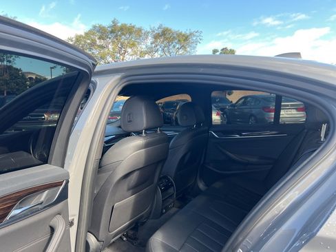 Used 2021 BMW 530e w/ M Sport Package image 9