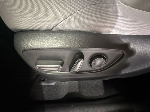 Used 2021 Toyota Venza LE image 18