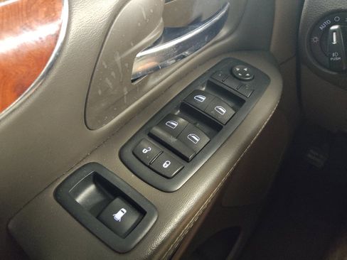 Used 2016 Chrysler Town & Country Touring FWD image 27