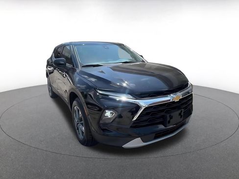 Used 2025 Chevrolet Blazer LT FWD image 3