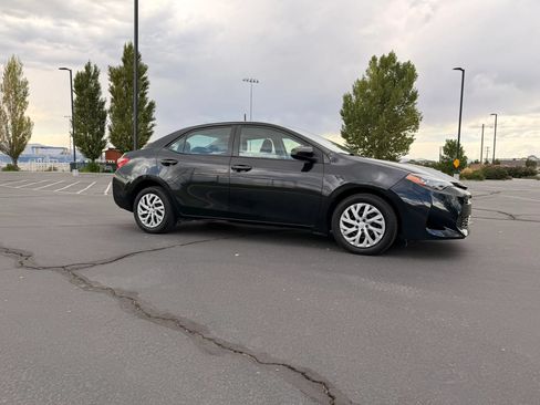 Used 2018 Toyota Corolla LE FWD image 2