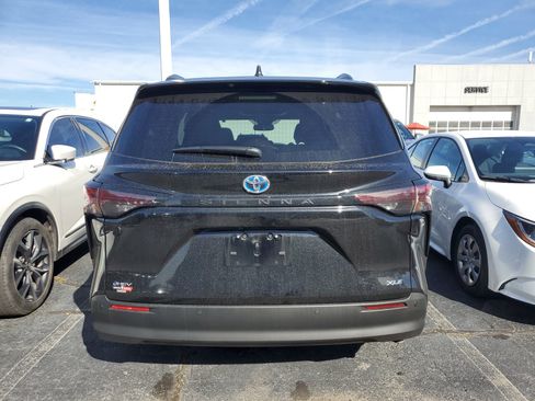 Used 2025 Toyota Sienna XLE image 5