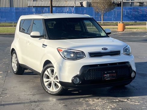 Used 2016 Kia Soul + image 3