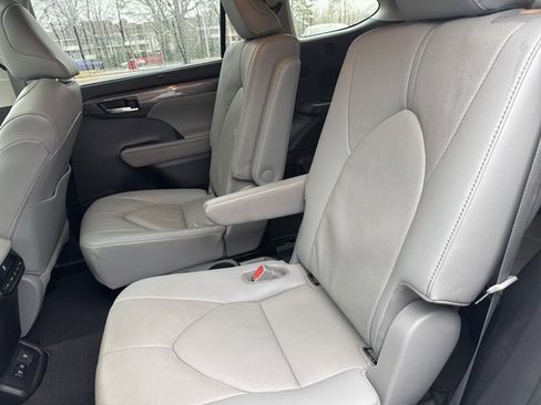 Used 2021 Toyota Highlander Limited image 18