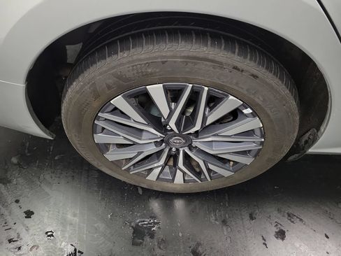 Used 2024 Nissan Altima 2.5 SV FWD image 11