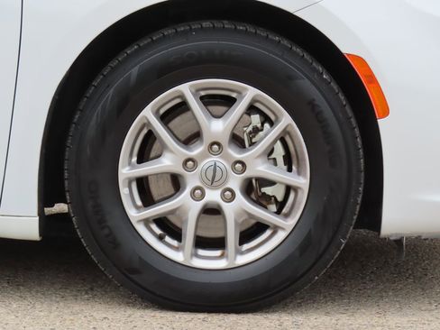 Certified 2024 Chrysler Pacifica Touring-L FWD image 15