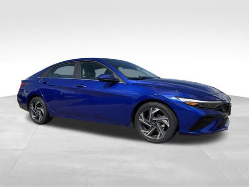 Used 2025 Hyundai Elantra SEL FWD image 2