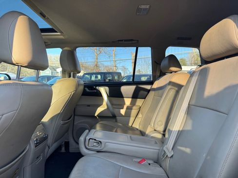 Used 2011 Toyota Highlander SE w/ Tow Pkg image 12