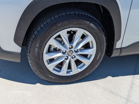 Used 2022 Toyota Corolla Cross LE AWD/4WD image 9