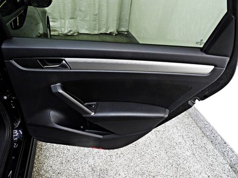 Used 2019 Volkswagen Passat 2.0T Wolfsburg image 12