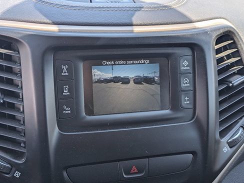 Used 2018 Jeep Cherokee Latitude w/ Cold Weather Group AWD/4WD image 16