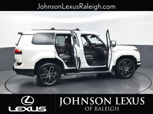 Used 2024 Lexus GX 550 w/ Accessory Package (Z1) AWD/4WD image 32