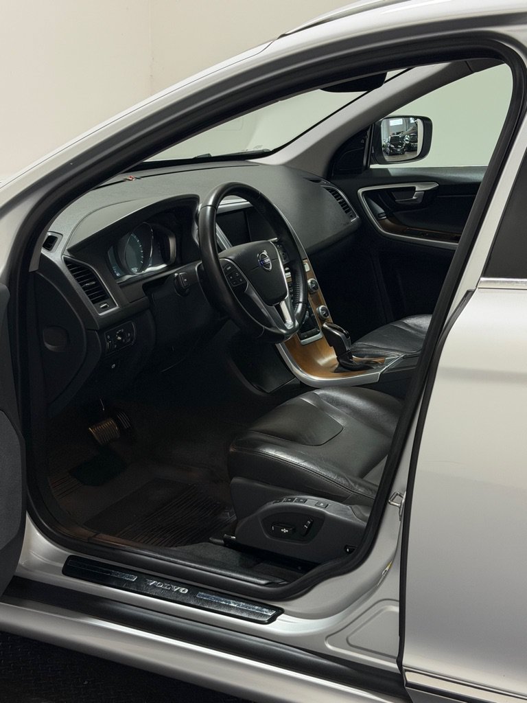 Used 2016 Volvo XC60 T5 Premier w/ Proximity Package AWD/4WD image 8