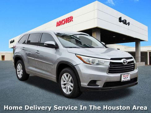 Used 2015 Toyota Highlander LE image 1
