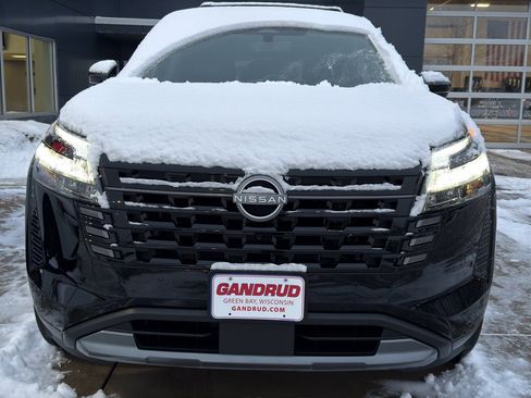 New 2026 Nissan Pathfinder SL image 3