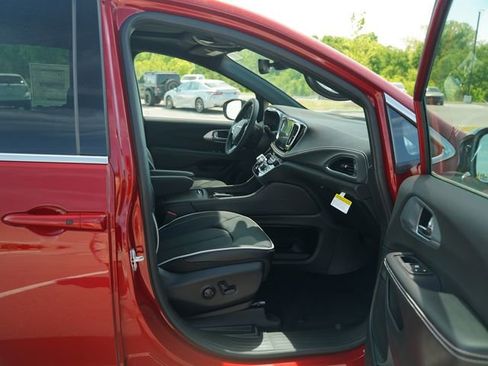 New 2026 Chrysler Pacifica Limited image 18