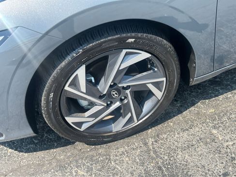 Used 2025 Hyundai Elantra SEL image 27