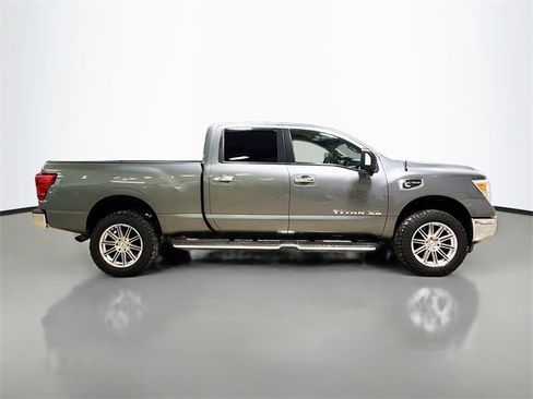 Used 2017 Nissan Titan SV image 6