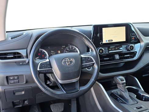 Used 2024 Toyota Highlander LE image 17