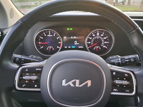 Used 2024 Kia Carnival LX image 7