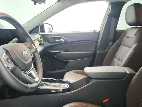 Used 2024 Chevrolet Trax LT w/ Sunroof Package FWD image 17