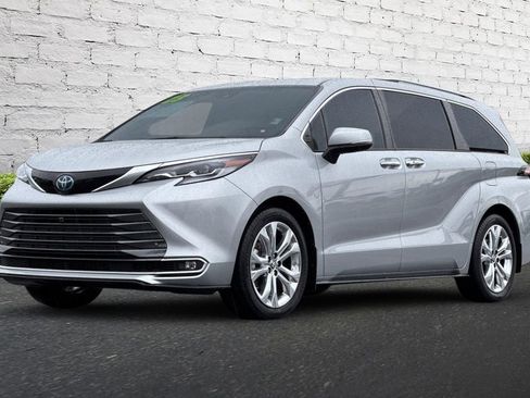 Used 2023 Toyota Sienna Platinum image 8