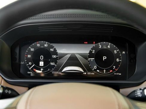 New 2025 Land Rover Discovery Metropolitan Edition image 17