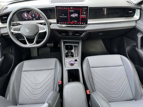 Used 2025 Volkswagen Tiguan SE AWD/4WD image 10