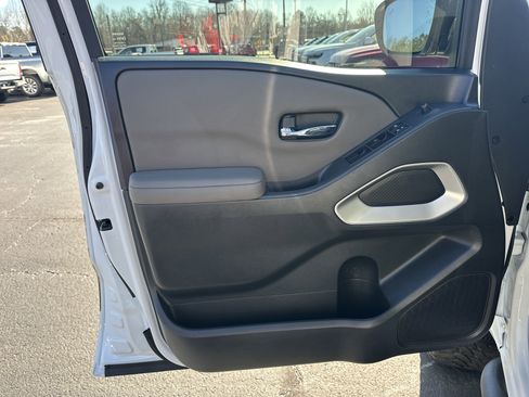 Used 2022 Nissan Frontier SV w/ Technology Package image 11