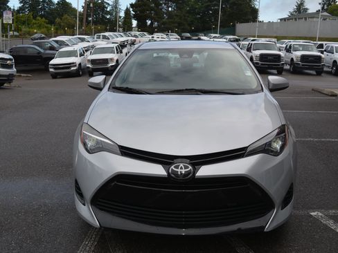 Used 2018 Toyota Corolla LE image 2