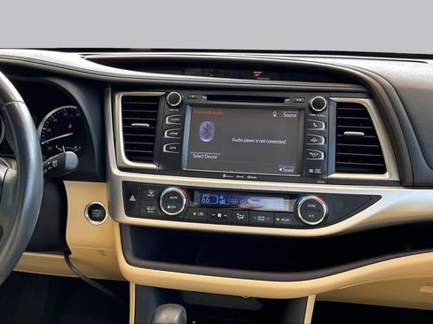 Used 2016 Toyota Highlander XLE FWD image 6