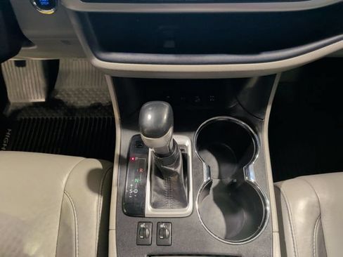 Used 2018 Toyota Highlander XLE AWD/4WD image 21