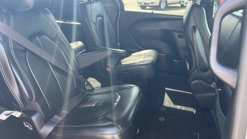 Used 2019 Chrysler Pacifica Touring-L w/ S Appearance Package FWD image 6