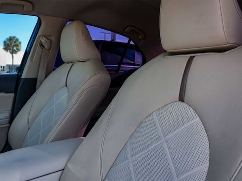 Used 2018 Toyota Camry L image 11