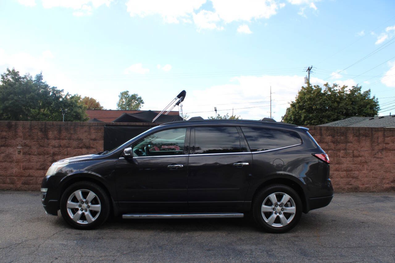 Used 2017 Chevrolet Traverse LT w/ Style and Technology Package FWD image 2