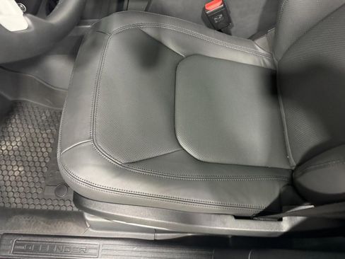 Used 2025 Land Rover Defender 110 S image 26