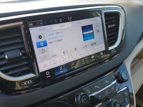 Certified 2024 Chrysler Pacifica Touring-L image 12