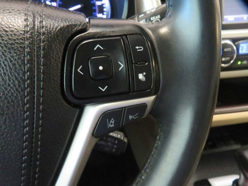 Used 2019 Toyota Highlander SE image 38