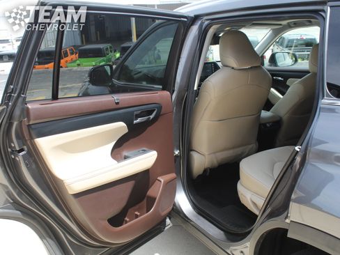 Used 2022 Toyota Highlander XLE AWD/4WD image 22